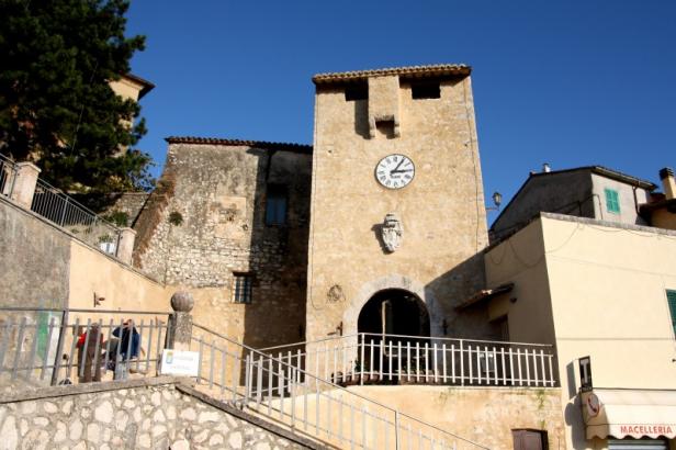 Ein Turm mit einer Uhr in Pozzale, Italien.