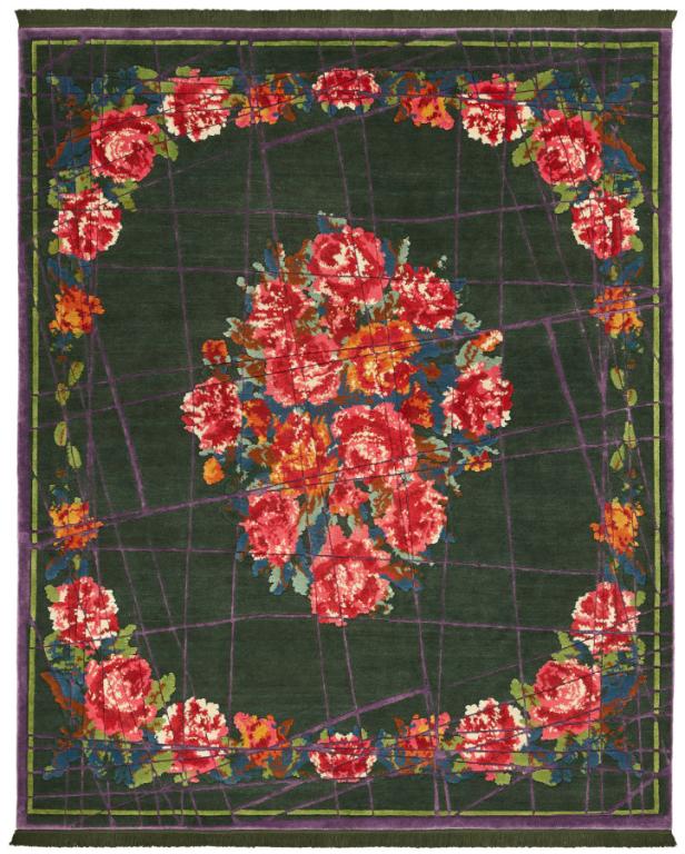 Ein grüner Teppich mit einem Rosenmuster und violetten Linien.