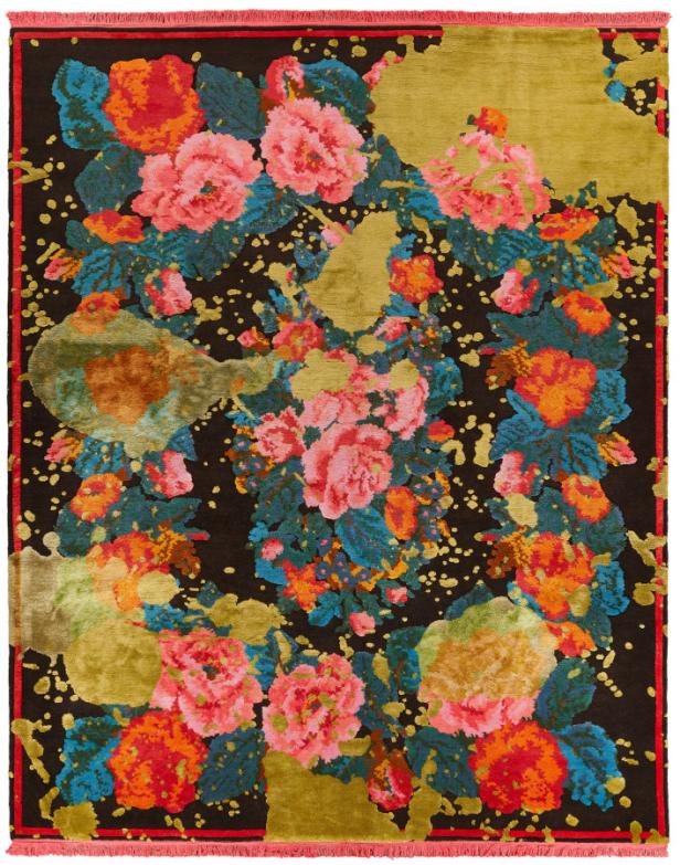 Ein Teppich mit einem floralen Muster in Rosa, Orange und Blau auf einem dunklen Hintergrund.