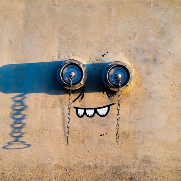 Zwei Wasseranschlüsse an einer Wand wurden mit einer gezeichneten Mimik zu einem Gesicht ergänzt.