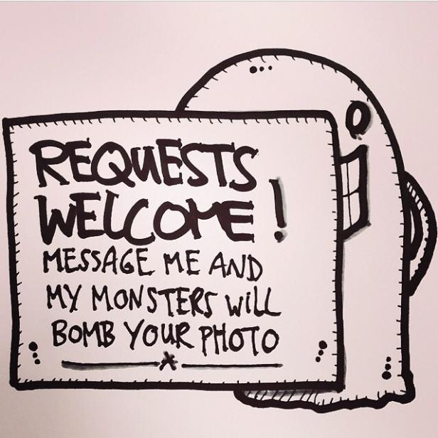 Eine gezeichnete Figur hält ein Schild mit der Aufschrift „Requests Welcome! Message me and my monsters will bomb your photo.“.