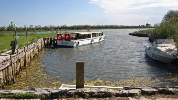 Ein Ausflugsboot namens „Maria“ liegt an einem kleinen Anleger.