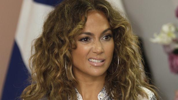 Nahaufnahme von Jennifer Lopez mit lockigem Haar und silbernen Ohrringen.