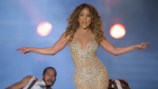 Jennifer Lopez tritt in einem glitzernden Kleid auf einer Bühne auf.
