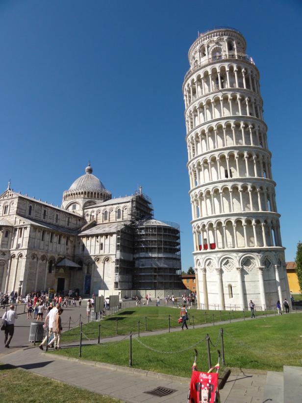 Der schiefe Turm von Pisa und die Kathedrale von Pisa unter blauem Himmel.