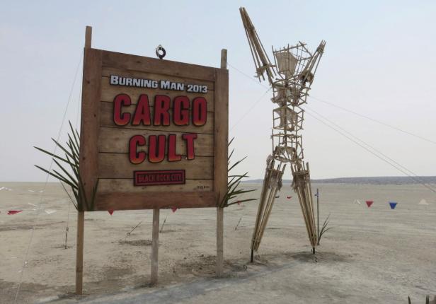 Der „Burning Man“ 2013 mit dem Thema „Cargo Cult“ in Black Rock City.