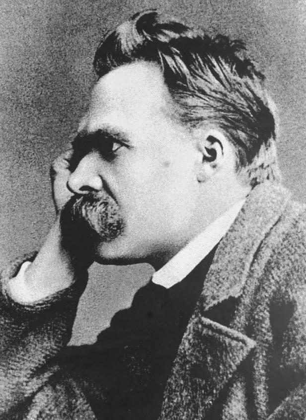 Ein Schwarz-Weiß-Porträt von Friedrich Nietzsche in nachdenklicher Pose.