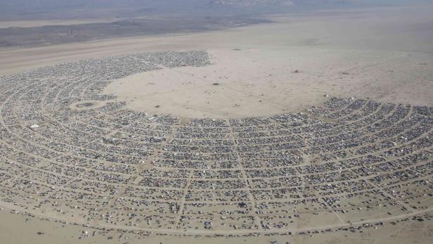 Luftaufnahme des Burning Man Festivals in der Wüste Nevadas.