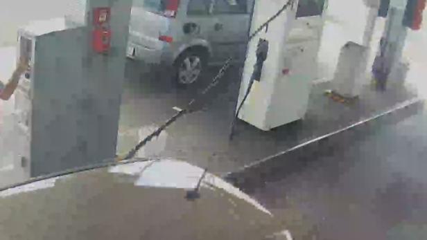 Ein Auto wird an einer Tankstelle betankt.