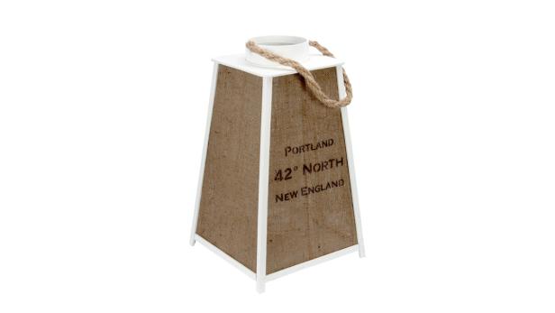 Eine weiße Laterne mit der Aufschrift „Portland 42° North New England“.