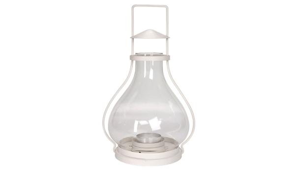 Eine weiße Laterne mit einem Glasbehälter für eine Kerze.