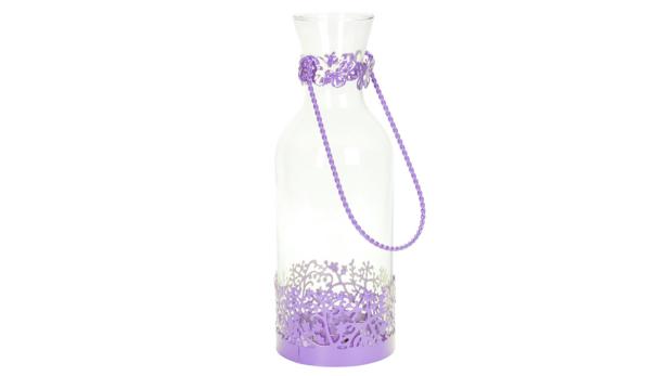 Eine transparente Glasflasche mit lila Verzierungen und einem Henkel.