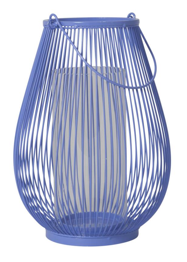 Eine blaue Laterne aus Metalldraht mit einem Glaszylinder im Inneren.