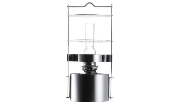 Eine silberne Petroleumlampe mit Glaszylinder steht vor einem weißen Hintergrund.