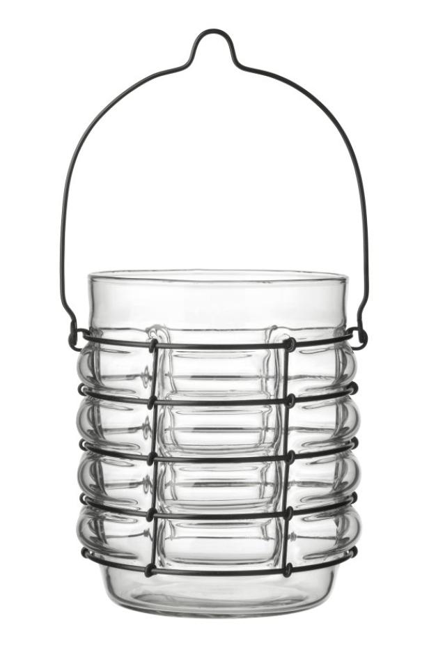 Ein durchsichtiges Glasgefäß mit einem schwarzen Metallgestell und Henkel.