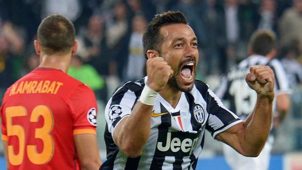 Ein Fußballspieler von Juventus Turin jubelt mit geballten Fäusten.
