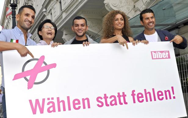 Fünf Personen halten ein Schild mit der Aufschrift „Wählen statt fehlen!“ hoch.