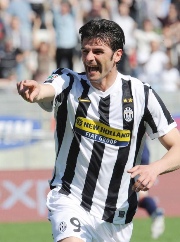 Ein Fußballspieler von Juventus Turin jubelt auf dem Spielfeld.