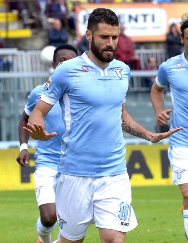 Ein Fußballspieler in hellblauem Trikot und weißen Hosen während eines Spiels.