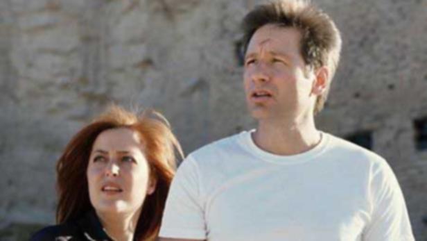 Dana Scully und Fox Mulder, die Hauptfiguren aus „Akte X“, schauen besorgt nach oben.