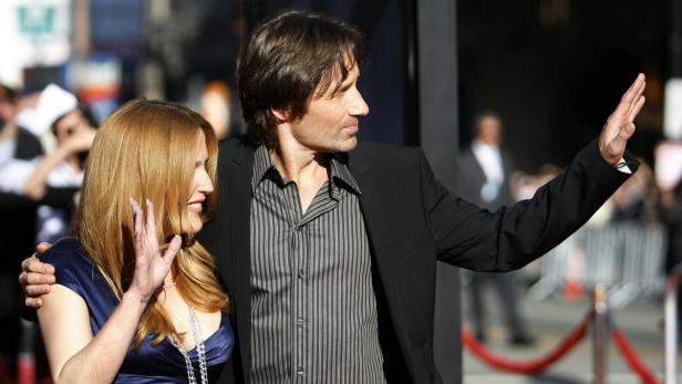David Duchovny und Gillian Anderson winken auf einer Veranstaltung.