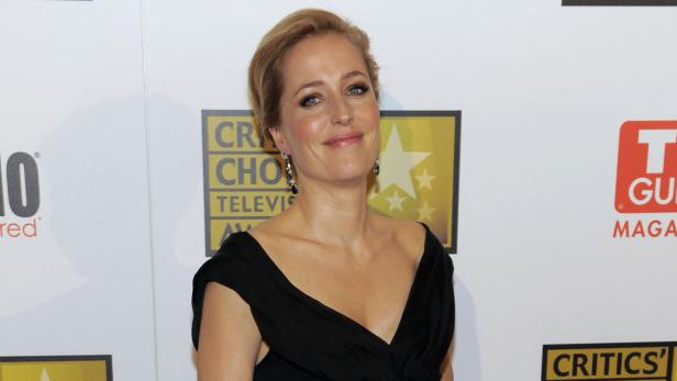 Gillian Anderson lächelt auf dem roten Teppich.