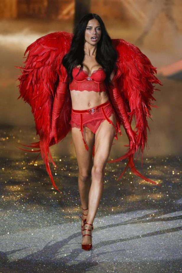 Adriana Lima läuft mit roten Engelsflügeln auf dem Laufsteg einer Victoria's Secret Show.
