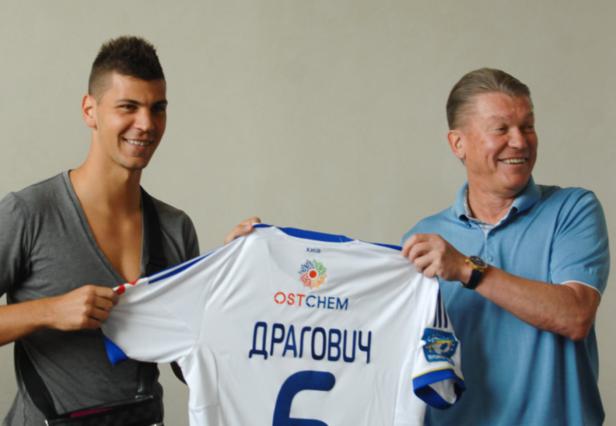 Zwei Männer halten ein Fußballtrikot mit dem Namen „Dragovic“ und der Nummer 6.