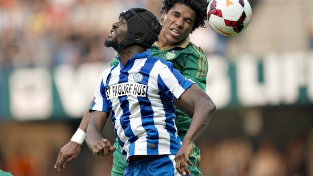 Zwei Fußballspieler kämpfen um den Ball in einem Kopfballduell.