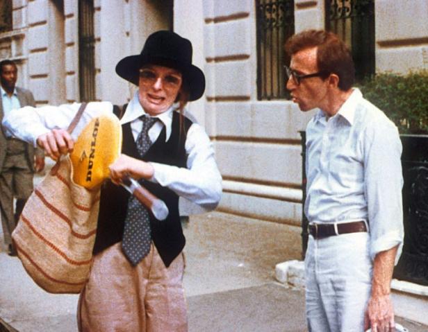 Diane Keaton mit Tennisschläger und Woody Allen in einer Szene aus dem Film „Der Stadtneurotiker“.