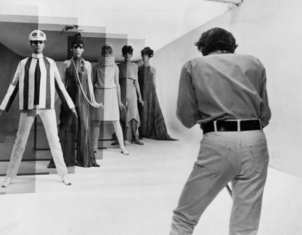 Ein Fotograf macht Aufnahmen von einer Gruppe von Models in einem Studio.