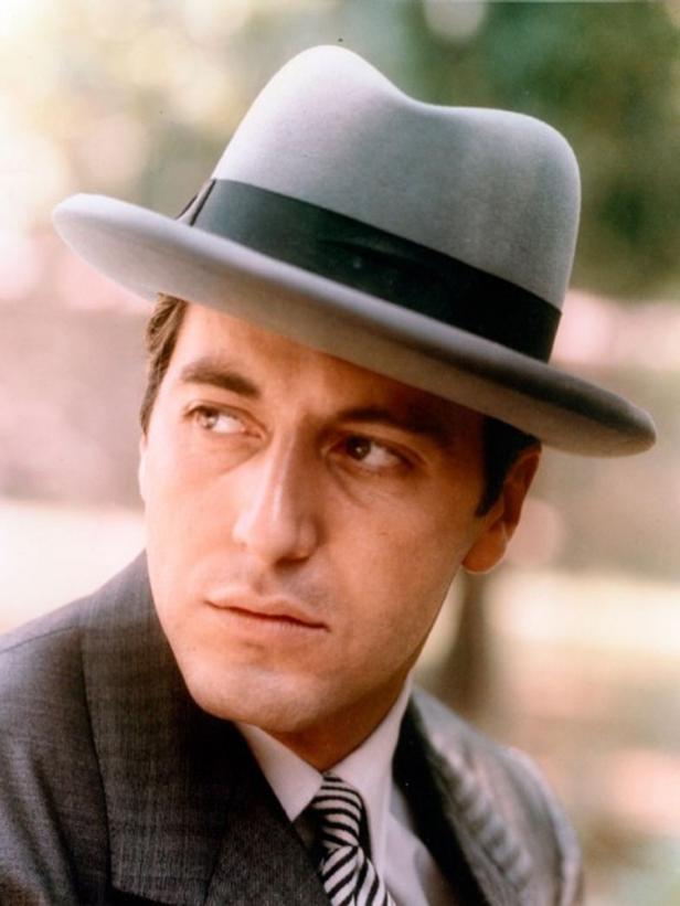 Al Pacino mit einem grauen Fedora-Hut und einem gestreiften Hemd.