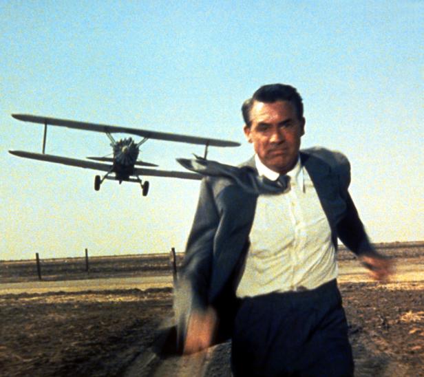 Cary Grant wird in „Der unsichtbare Dritte“ von einem Doppeldecker angegriffen.