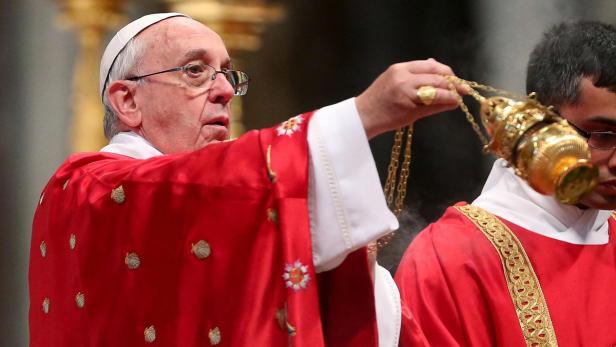 Papst Franziskus schwenkt ein goldenes Weihrauchfass während einer Zeremonie.