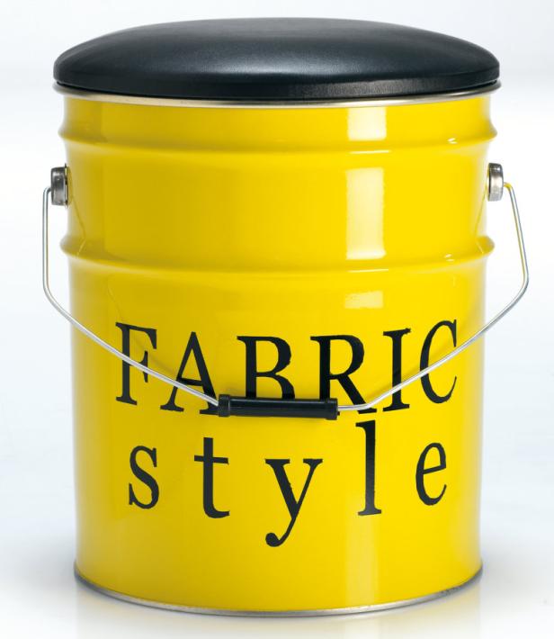 Ein gelber Hocker in Eimerform mit schwarzem Sitz und der Aufschrift „Fabric Style“.