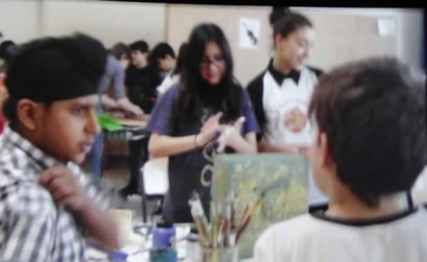 Eine Gruppe von Schülern arbeitet an einem Kunstprojekt.