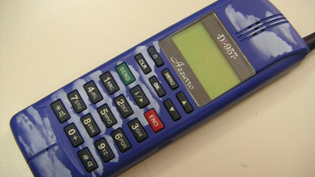 Ein blaues „Azzurro D1-957“-Mobiltelefon mit Tastenfeld und kleinem Display.