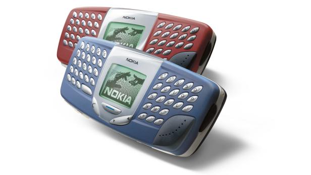 Zwei Nokia-Mobiltelefone in Rot und Blau liegen übereinander.
