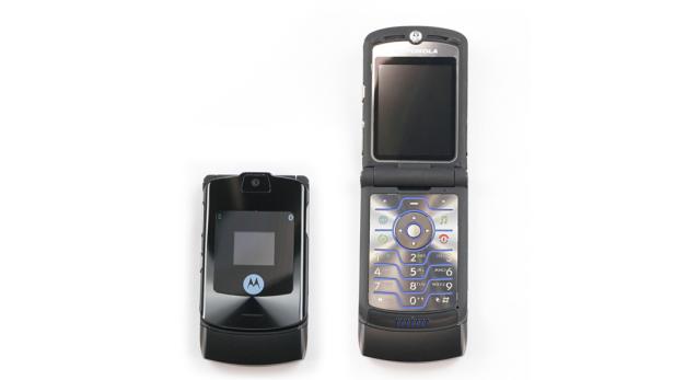 Zwei Motorola-Klapphandys, eines geschlossen und eines geöffnet, liegen auf einem weißen Hintergrund.