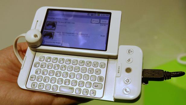 Ein T-Mobile Sidekick LX 2009 mit ausgezogener Tastatur wird in der Hand gehalten.