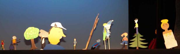 Eine Szene aus einem Schattentheater mit verschiedenen Figuren und Requisiten.