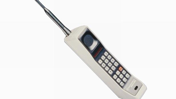 Ein Motorola DynaTAC, ein frühes Mobiltelefon mit einer großen Antenne.