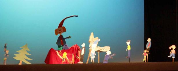 Eine Aufführung mit Marionetten auf einer Bühne.