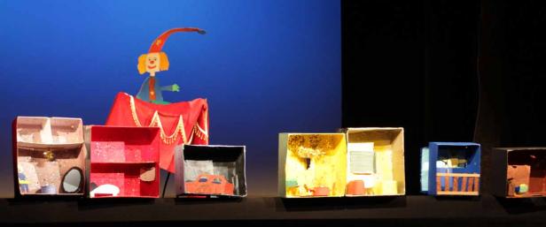 Eine Bühne mit einem Marionettentheater und Kulissen aus Schuhkartons.