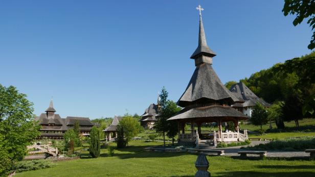 Das hölzerne Kloster Bârsana in Rumänien mit seiner markanten Architektur.
