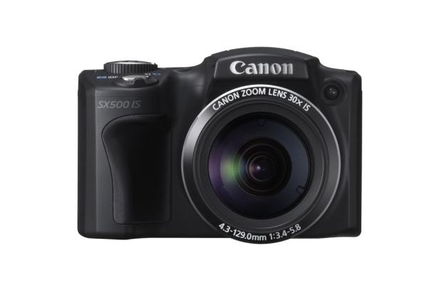 Eine schwarze Canon PowerShot SX500 IS Kamera vor einem weißen Hintergrund.