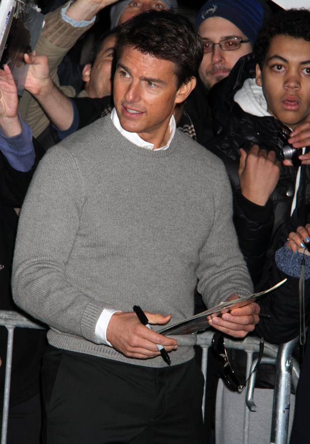 Tom Cruise gibt Autogramme für Fans.