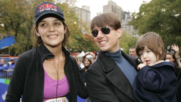 Katie Holmes, Tom Cruise und ihre Tochter Suri besuchen eine Veranstaltung im Freien.