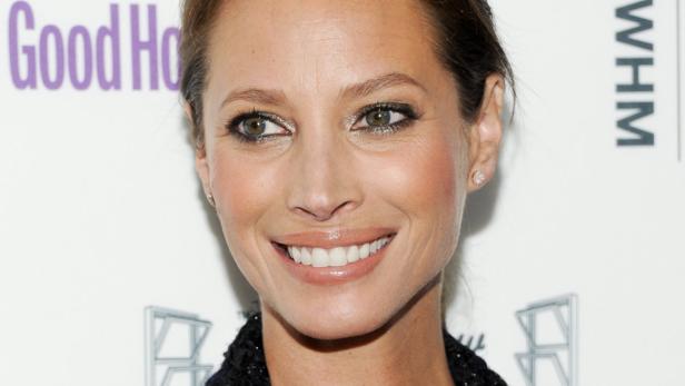 Nahaufnahme des Gesichts von Christy Turlington, die lächelt.