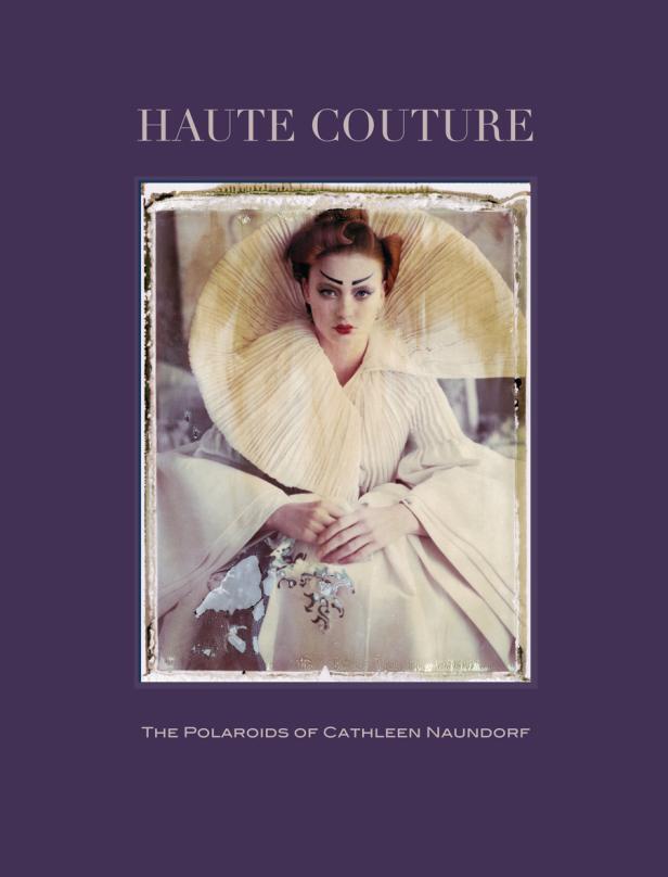 Eine Frau in einem Haute-Couture-Kleid mit großem Kragen posiert für ein Polaroid von Cathleen Naundorf.